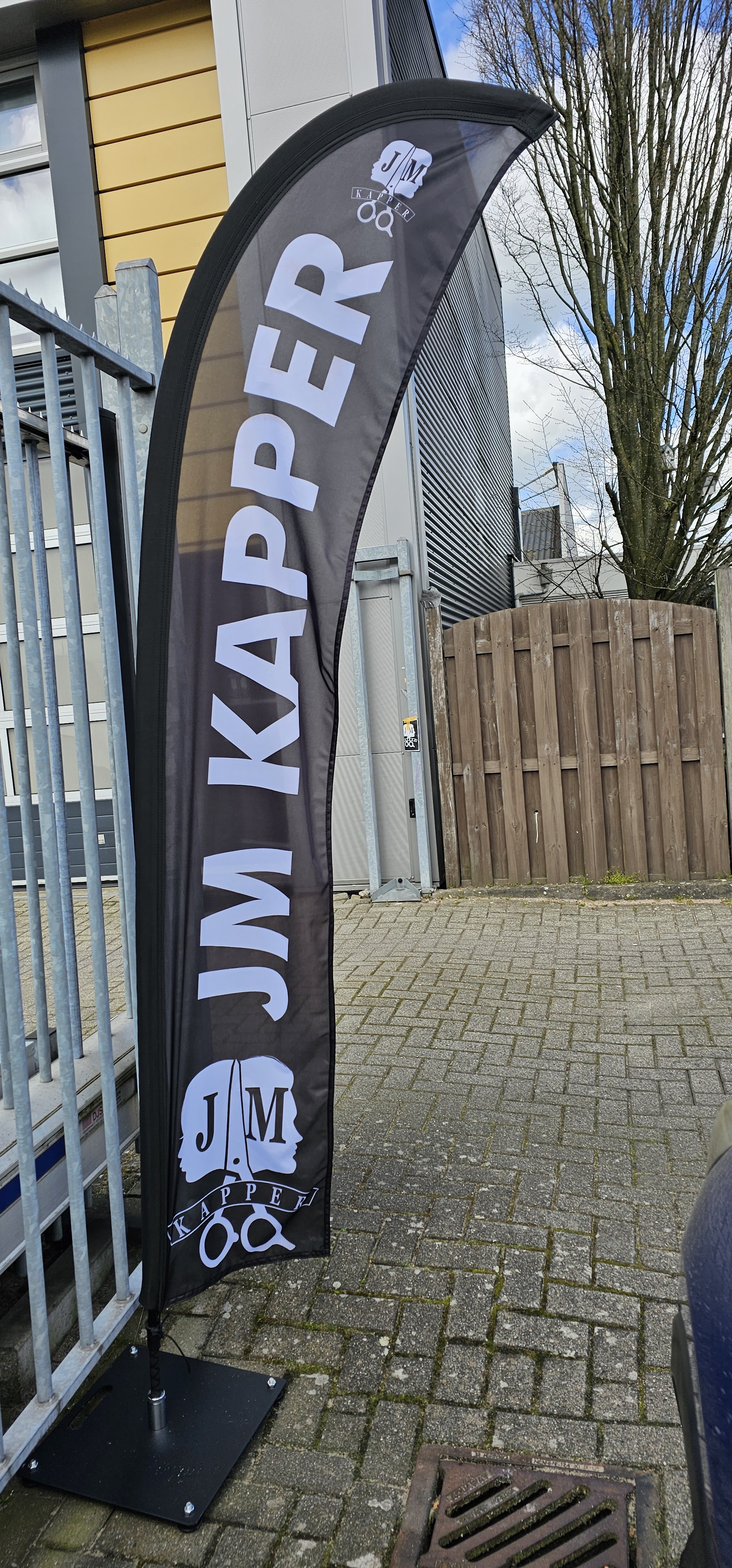 De JM Kapper-vlag met het logo